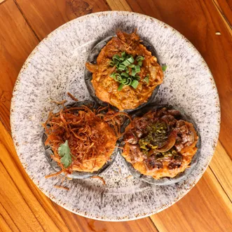 Sope con carne y salsa