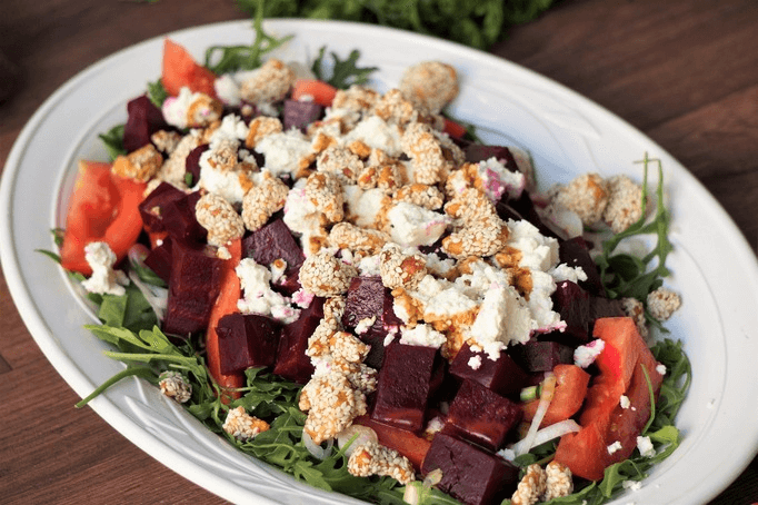 IMAGEN ENSALADA DE BETABEL CON QUESO DE CABRA Y NUEZ